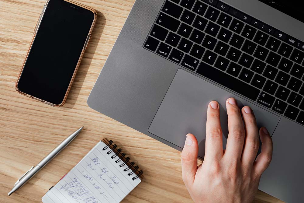 Computer arbejde Jurist arbejder ved computer